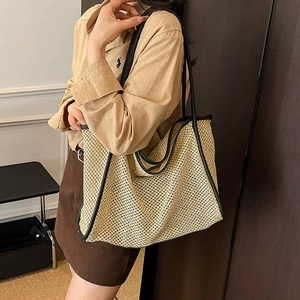 Sac fourre-tout en paille avec bordure contrastée et bandoulière en cuir noir