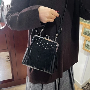 Borsa a tracolla nera con frange borchie e chiusura a scatto in metallo da donna