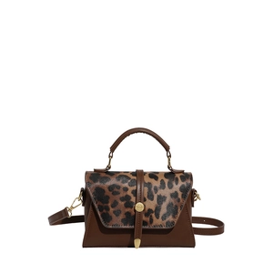 Piccola borsa quadrata retrò con patta stampa leopardata e pelle marrone scuro litchi