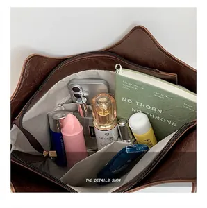 Deep brown retro tote bag with large capacity interior compartments and polished leather texture