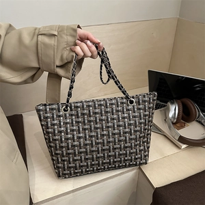 Fashionable tweed tote bag with chain strap and classic checkered pattern for women