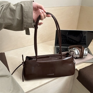 Sac à épaule rectangulaire marron foncé brillant avec nœud décoratif et gaufrage mode