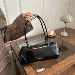 Sac sous le bras noir chic avec détails de nœuds et finition brillante