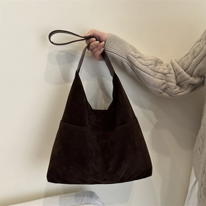 Minimalistische dunkelbraune Shopper-Tasche aus Wildleder mit geräumigem Hobo-Design und Gurt