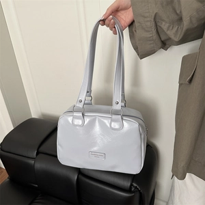 Sac à bandoulière en cuir brillant bleu clair avec de longues bretelles et plaque logo