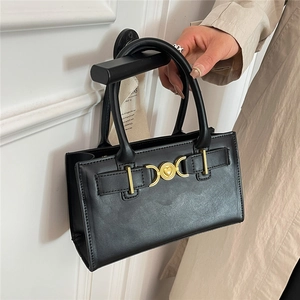 Elegante schwarze Lederhandtasche mit herzförmigem Goldschloss und minimalistischen Griffen