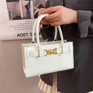 Elegante weiße Handtasche mit goldenem Herzverschluss und texturiertem Kunstleder