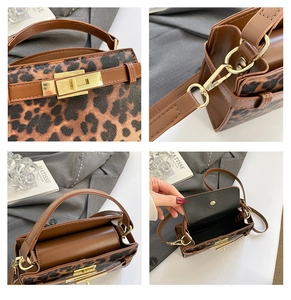 Détail d'un sac léopard avec poignées en cuir marron et fermoir rotatif en métal doré