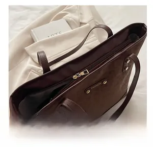 Détail de la fermeture éclair en métal et de la texture léopard sur le sac cabas