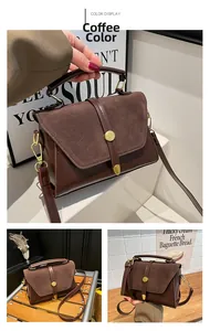 Détail d'un sac bandoulière en similicuir marron avec fermoir rotatif doré rond