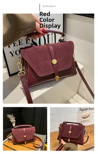 Détails de suède bordeaux et cuir avec boucles dorées sur le sac à main vintage