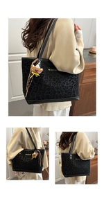 Dettaglio della trama leopardata sulla borsa tote nera con logo in metallo moda