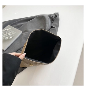 Dettaglio dell'interno della borsa a trama con fodera nera e chiusura magnetica in metallo