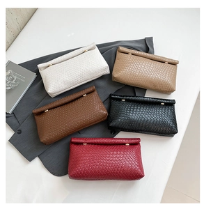 Vue à plat de sacs bandoulière tressés en blanc kaki marron noir et rouge vif