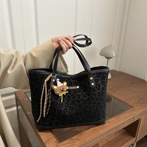 Leopard Print Tote Bag Large Capacity Vintage Slouchy Shoulder Bag Women Commute Casual Faux Suede Handbag With Charm