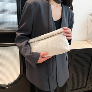 Borsa a tracolla bianca intrecciata con fibbia dorata per un look ufficio moderno