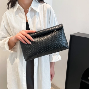 Elegante borsa a tracolla in pelle intrecciata nera con trama a cuscino minimalista