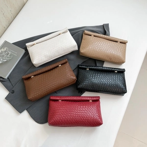 Borse a tracolla intrecciate in ecopelle da donna in cinque colori con fibbia in metallo