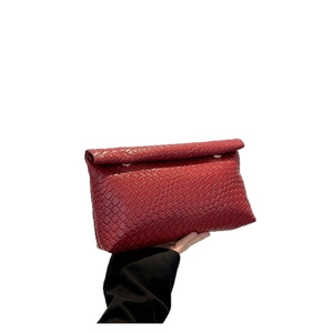 Borsa a tracolla intrecciata rossa da donna con chiusura in metallo e stile moderno