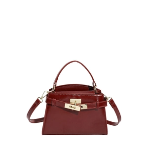 Sac bandoulière en cuir verni rouge foncé avec fermoir doré et bandoulière