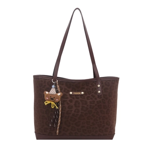 Grand sac cabas léopard avec logo doré et charm d'ours mignon sur fond blanc pur