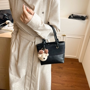 Secchiello vintage chic in pelle nera e tela con un simpatico ciondolo a forma di orso