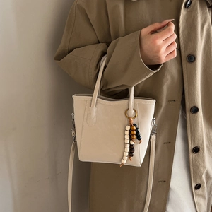 Mini sac seau beige chic avec breloque en perles de bois et bandoulière amovible