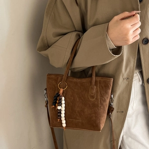 Sac seau rétro marron mat avec perles en bois décoratives et bandoulière réglable