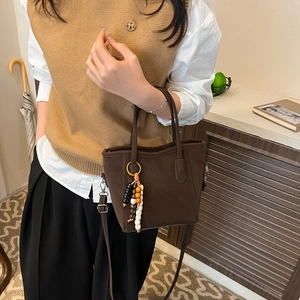 Sac seau en daim marron foncé avec breloque en perles et bandoulière amovible réglable