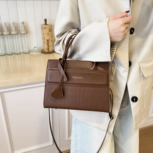 Sac à main marron foncé texture crocodile avec poignées et bandoulière réglable