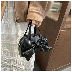 Dettaglio borsa a mano nera in PU con fiocco 3D e borchie a stella argento da donna