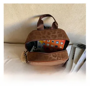Detailansicht des geräumigen Innenraums des Leoparden-Rucksacks mit Tabletfach