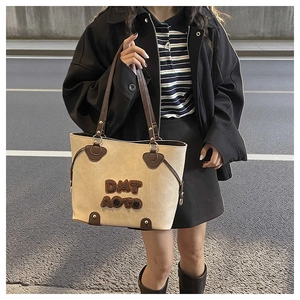 Détail du sac cabas crème avec bordures marron et écussons en peluche DMT AOTO