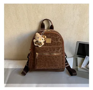 Detail von Leopard-Rucksack mit Gold-Schnalle und Plüsch-Anhänger an der Seite