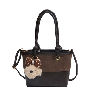 Borsa a secchiello bicolore marrone retrò con manici e un simpatico ciondolo a forma di orso