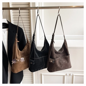 Vista dettagliata delle borse tote vintage opache in marrone e nero con cuciture a contrasto