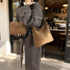 Borsa tote retrò in camoscio marrone con cuciture a contrasto e pochette coordinata