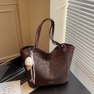 Large Capacity Women Tote Bag Retro Textured PU Leather Shoulder Handbag Commuter Style With Ice Cream Charm