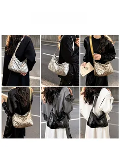 Trois sacs à bandoulière matelassés métalliques en or, argent et noir sous divers angles