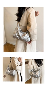 Détails du sac sous le bras argenté matelassé avec fini métallisé et motifs nœuds