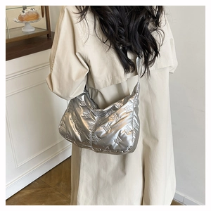 Vue détaillée d'un sac hobo argenté avec texture de nœuds 3D et finition métallique