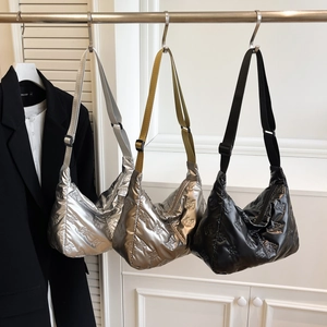 Sac hobo matelassé avec nœud et finition métallique en argent et noir brillant