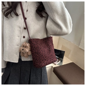 Dettaglio borsa a tracolla vintage leopardata con simpatico ciondolo a forma di cane