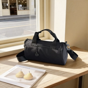 Détail macro du sac de sport en nylon noir avec fermeture éclair et bandoulière
