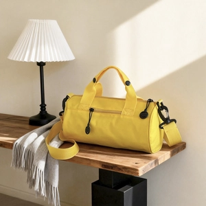 Détails macro du tissu nylon et de la mercerie du sac de sport cylindrique jaune