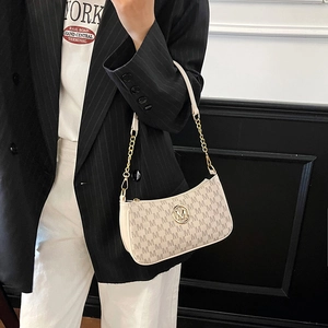 Elegante cremeweiße Umhängetasche mit M-Muster Print und modischem Kettenriemen für Damen
