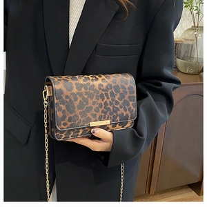 Detailansicht der Umhängetasche mit Leopardenmuster, Goldverschluss und Kette