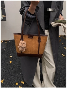 Détail du sac cabas marron à texture suédée avec pendentif ours en perles en extérieur