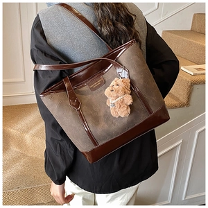 Détail du sac cabas en suédine avec gaufrage de chat et charm ours en peluche