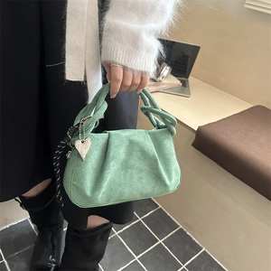 Sac à main plissé vert avec pendentif cœur et bandoulière tressée au style élégant